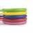 Detailný pohľad na modré, žlté, zelené, červené a ružové krúžky skákacieho lana