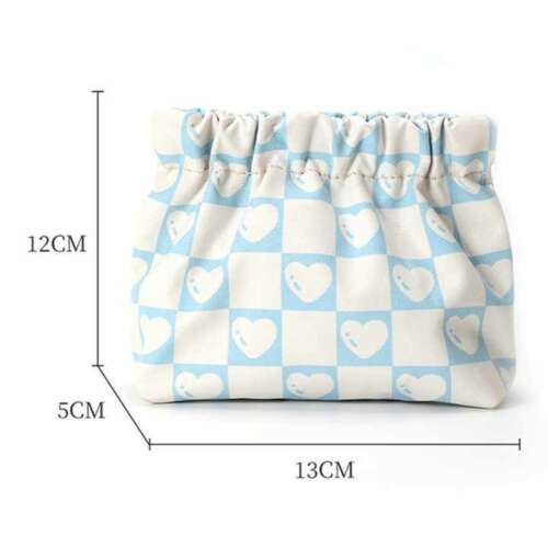 Biela a modrá kockovaná kozmetická taška so srdcami, 13x5x12 cm