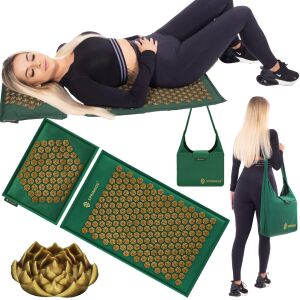 Set covor și pernă de acupunctură Springos cu geantă de transport, femeie folosind covorul - Springos