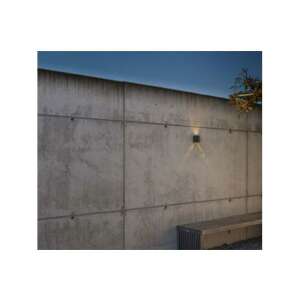 Lutec LUTE kültéri fali lámpa használat közben, megvilágít egy modern kerti falat - Lutec