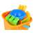 Pomarańczowe wiaderko w kształcie zamku z niebieskim uchwytem i narzędziami do budowania zamków z piasku