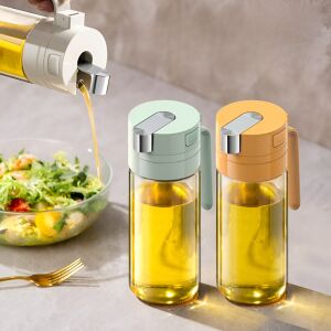 Flippy oil dispenser pouring oil on salad, automatic open close, 550 ml, yellow - Oil & Vinegar Dispenser