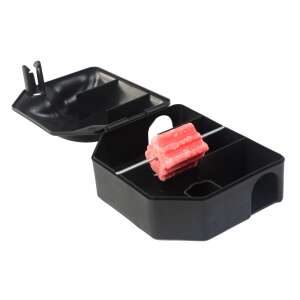 Fekete műanyag egér csalétek állomás vörös csalétek belsejében, nyitott, rágcsálóirtáshoz - Kártevőirtó