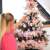 Femeie decorând bradul artificial Springos Ct0174 90 cm cu pene roz și ornamente