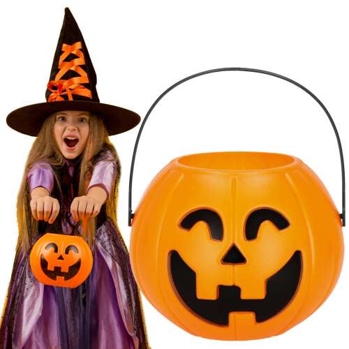 Găleată de Halloween în formă de dovleac cu bomboane, dovleac din plastic portocaliu cu față neagră, mâner, ținută de o fată în costum de vrăjitoare