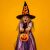 Lány boszorkány jelmezben Springos Halloween tök vödörrel