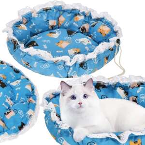 Springos® macskaágy kék-fehér mintával, macskás mintával és csipkés szegéllyel. Az ágyban egy macska látható. - Macska fekhely