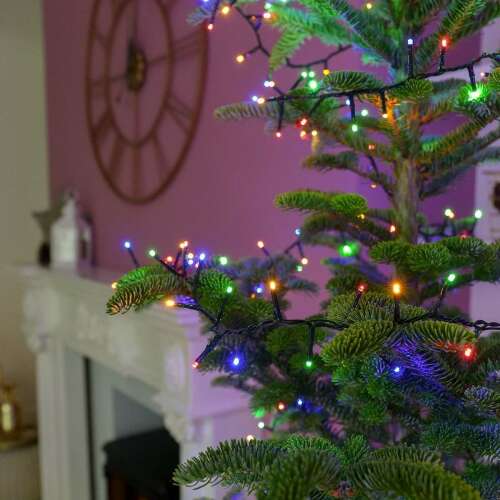Flippy 30m többszínű LED karácsonyi fényfüzér karácsonyfán