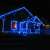 Kék karácsonyi fényfüzér egy ház külső falán