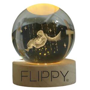 Lampă decorativă LED Flippy cu bilă de cristal și bază din lemn, cu un design 3D imprimat al unui copil care se leagănă în leagăn - Lămpi decorative