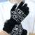Мъж носи черни плетени ръкавици с шарка от снежинки, съвместими с тъчскрийн, топли зимни ръкавици