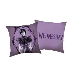 Wednesday Addams díszpárna, 40x40 cm, lila, Wednesday Addams képpel az egyik oldalon és a "Wednesday" szóval a másikon - Jerry Fabrics