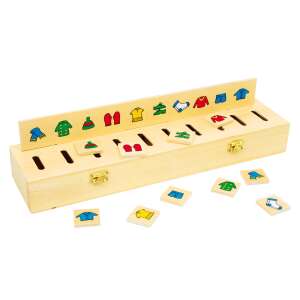 Hölzernes Kleidungssortier-Spiel für Kleinkinder mit verschiedenen Kleidungsstücken wie Hemden, Hosen, Socken und Hüten - Schaukelpferde, Schaukeltiere und Entwicklungsspiele für Kinder im Kindergartenalter