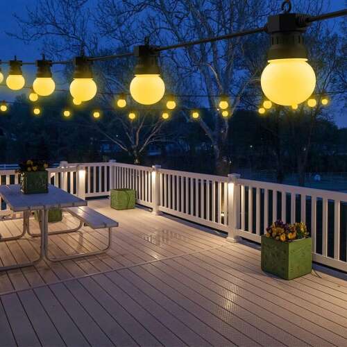 Füzérfény fényfüzér egy teraszt világít meg alkonyatkor.