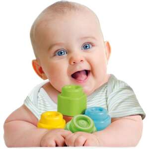 Baby spielt mit Clementoni Soft Clemmy Bausteinen, weich und kaubar, sensorische Entwicklung, sicher für Babys - Clementoni
