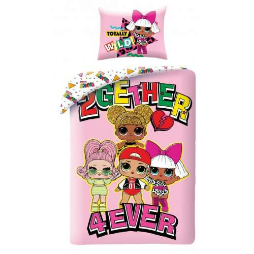 Zestaw pościeli LOL Surprise Wild, w skład którego wchodzi różowa poszwa z czterema lalkami LOL i napisem '2GETHER 4EVER' oraz poszewka na poduszkę z lalką LOL i napisem 'TOTALLY WILD'