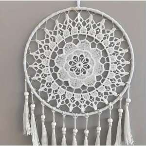 Fehér álomfogó csipke mintával és fehér gyöngyökkel és rojtokkal - Álomfogó