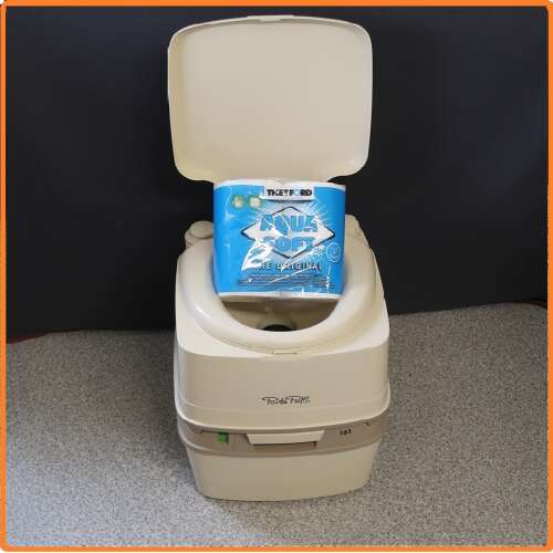 Thetford Porta Potti Soft Lux hordozható WC nyitott fedéllel és WC papír tekerccsel benne