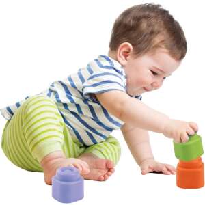 Baba játszik a Clementoni Soft Clemmy kockákkal, egymásra rakja őket - Fejlesztő játék babáknak