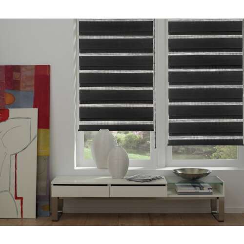 GARDINIA Zebra Sávos Roló Fekete 61,5 x 150 cm, nappaliban felszerelve 