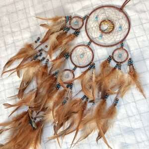 Nagy barna álomcsapda tollak és gyöngyökkel, fehér háttér előtt lóg, lakásdekoráció, álomfogó jó álmokhoz, védelem, citrin ásvány, életfa, amerikai indián hagyomány, falidísz, 15 cm karika, 80 cm teljes hossz - Álomfogó