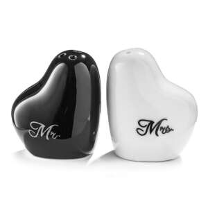 Fekete és fehér szív alakú só- és borszórók Mr. és Mrs. felirattal - Ajándékötlet esküvőre