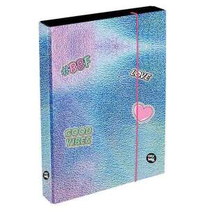 Shiny füzetbox A4 mappa rózsaszín-kék holografikus mintával, "BBF", "Love", "Good Vibes" feliratú matricákkal és egy szívvel. Tökéletes füzetek, papírok és egyéb iskolai kellékek tárolására. - Füzetbox