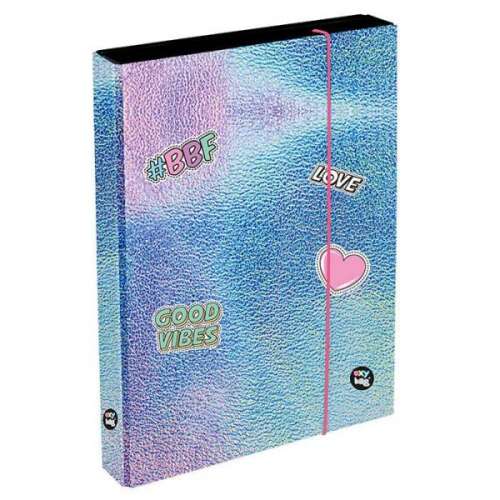 Shiny füzetbox A4 mappa rózsaszín-kék holografikus mintával, "BBF", "Love", "Good Vibes" feliratú matricákkal és egy szívvel. Tökéletes füzetek, papírok és egyéb iskolai kellékek tárolására.