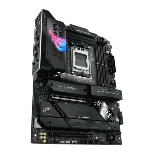 Płyta główna ASUS ROG Strix X870E-E Gaming WiFi, widok pod kątem