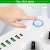 A fehér hosszabbító bekapcsoló gombjának közeli képe 3 AC aljzattal, 5 USB porttal és 1 USB-C porttal
