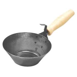 Prim-plan cu găleată de tencuială din oțel galvanizat Str 180mm cu mâner de lemn - STR