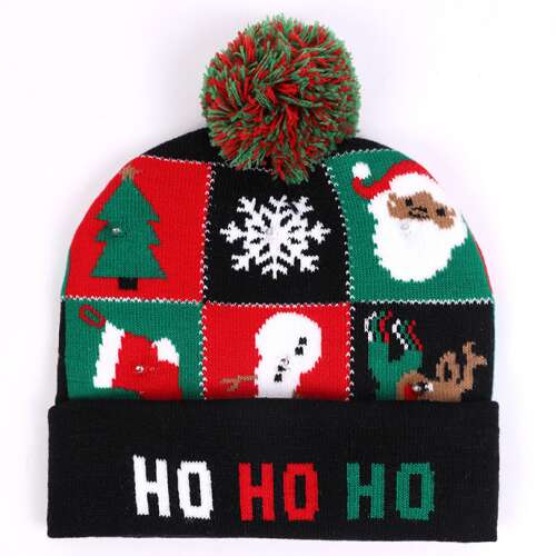 Caciulă de Crăciun cu luminițe LED, cu un design patchwork colorat cu Moș Crăciun, om de zăpadă, ren și alte motive festive. Caciula are un pompon deasupra și scrie 'HO HO HO HO' pe margine.