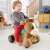 Kleinkind reitet auf Fisher Price 3-in-1 Pony Rutscher