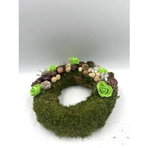 20 cm-es moha koszorú természetes díszítéssel, zöld virágokkal és fenyőtobozokkal - Kegyeleti dekoráció