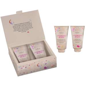 The Gift Label Little Bundle Of Love set cadou pentru bebeluși, include spălare pentru bebeluși și lapte de corp, vegan, fără sulfați și coloranți, cu unt de shea și ulei de sâmburi de caise - Seturi pentru îngrijirea bebelușilor