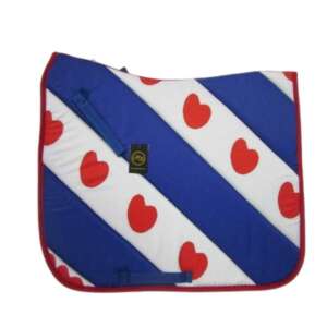 HB Luxe díjlovagló nyeregalátét piros szívekkel és kék-fehér csíkokkal - Nyeregalátét