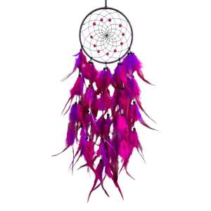 Lila és rózsaszín álomfogó tollak és gyöngyökkel, fehér háttér előtt lóg - Álomfogó