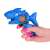 Kék cápa alakú vízipisztoly gyerekeknek, kézben tartva