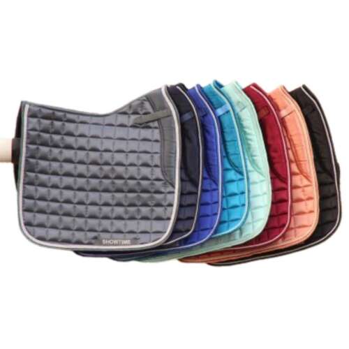 Showtime díjlovagló nyeregalátét szürke színben, fehér szegéllyel, anatómiai kialakítású, extra párnázással az elején, cool-max béléssel, tökéletes a ló hátának a nyomás megelőzésére