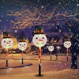 Napelemes LED Hóember Kertdísz set of 5 in snowy outdoor setting - Outdoor Christmas decoration