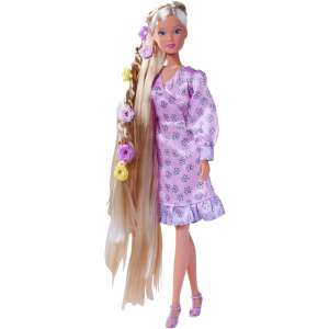 Steffi Love Flower Hair Puppe mit langen blonden Haaren, die in einem Zopf gestylt sind, trägt ein rosa Blumenkleid und hält ein Blumenhaarschmuckstück in der Hand - Simba Toys Baba