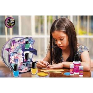 Lány a The Moon Academy köröm művészeti készlet használatával, körömlakkot ken a ujjára - Lisciani