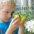 Kind benutzt das Learning Resources ViewScope Mikroskop, um Blumen zu erforschen