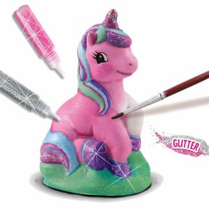 Nahaufnahme einer bemalten Gips-Einhornfigur aus dem SES Creative Set mit Glitzerkleber - SES Creative