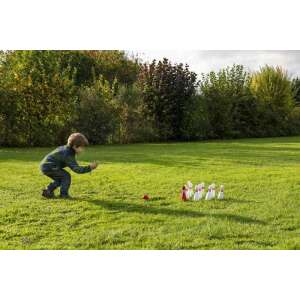 Copil jucând popice din lemn Egmont Toys în grădină - Jucarii pentru activitati in aer liber