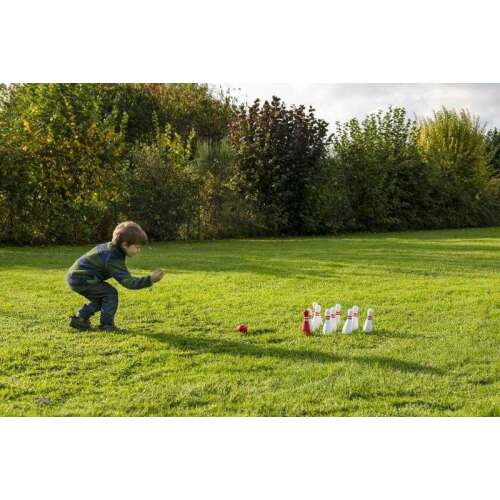 Copil jucând popice din lemn Egmont Toys în grădină