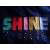 Közelkép a SHINE csillogó feliratról a Blue Seven lány pólón