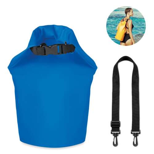 Kék vízálló száraz táska vállpánttal és használati példával