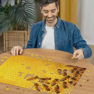 Person, die das Ravensburger Challenge Bienen 1000-teilige Puzzle zusammensetzt - Ravensburger Puzzle
