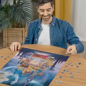Férfi Ravensburger Disney Hamupipőke kastély 1000 darabos puzzle összerakása közben - Ravensburger